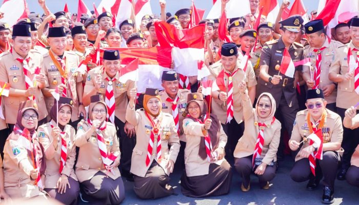 Gubernur Khofifah Pimpin Apel Hari Pramuka Ke-64, Ajak Pramuka Jatim Hidupkan Ruh Kepanduan untuk Wujudkan Ketahanan Bangsa