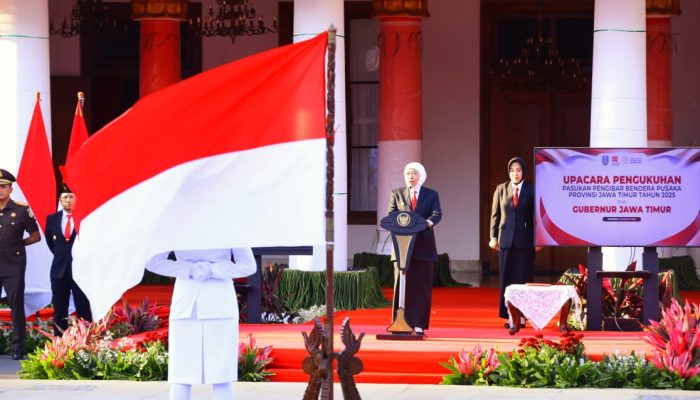 Gubernur Khofifah Kukuhkan 76 Anggota Paskibraka Jawa Timur, Teguhkan Dedikasi Terbaik untuk Merah Putih dan Negara