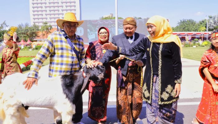 Ribuan Masyarakat Antusias dan Khidmat Ikuti Upacara HUT ke-80 RI di Grahadi Bersama Gubernur Khofifah, Wagub Emil dan Forkopimda Jatim
