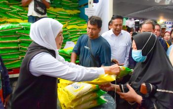 Jaga Keterjangkauan Harga Kebutuhan Bahan Pokok Masyarakat, Gubernur Khofifah Gelar Pasar Murah di Kota Malang