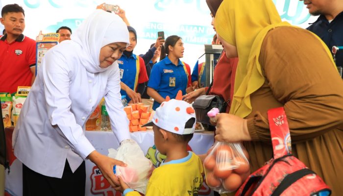 Kendalikan Inflasi dan Perkuat Ketahanan Pangan di Jatim, Gubernur Khofifah Gelar Pasar Murah di Kota Pasuruan