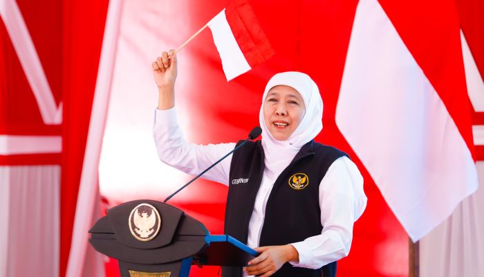 Salurkan Bantuan Rp12,6 Miliar Lebih dan Bagikan Bendera Merah Putih Untuk Masyarakat Sampang, Gubernur Khofifah Pastikan Bansos Tidak Digunakan Judi Online