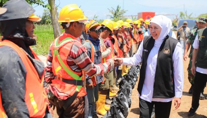 Gubernur Khofifah Tinjau Proyek Spillway Sungai Tanggul, Harapkan Produksi Pangan Jember Pulih Januari Mendatang