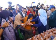 Disambut Ribuan Warga, Gubernur Khofifah Tinjau Langsung Pasar Murah Probolinggo untuk Ringankan Beban Hidup