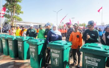 Gubernur Khofifah Gandeng Ratusan Relawan dan Warga Probolinggo Bersihkan Sungai, Targetkan Indonesia 100% Bersih Sampah 2029
