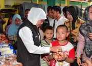Distribusi Sembako Tepat Sasaran, Gubernur Khofifah Pastikan Pasar Murah Waru Beri Dampak Nyata