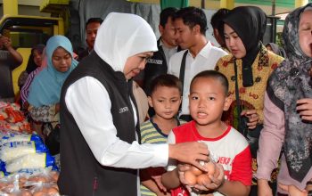 Distribusi Sembako Tepat Sasaran, Gubernur Khofifah Pastikan Pasar Murah Waru Beri Dampak Nyata