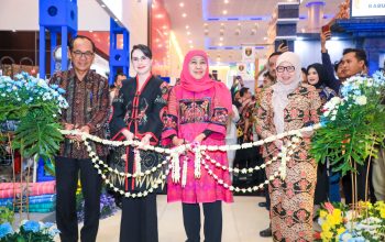 Jatim Fest 2025 Dibuka Meriah, Gubernur Khofifah Luncurkan Logo HUT ke-80 dan Batik Gerbang Baru Nusantara