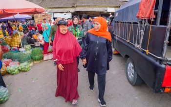 Interaksi Hangat dengan Pedagang, Gubernur Khofifah Borong Sayuran di Pasar Plaosan Magetan