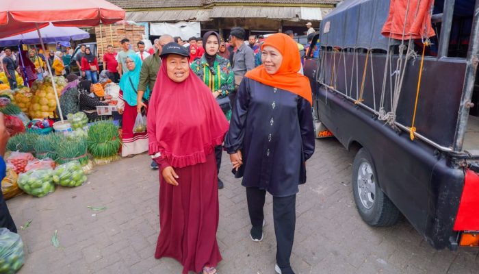 Interaksi Hangat dengan Pedagang, Gubernur Khofifah Borong Sayuran di Pasar Plaosan Magetan