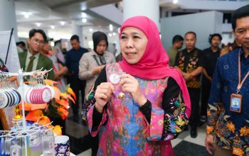 Generasi Muda Kreatif Jatim Buktikan Daya Saing, Gubernur Khofifah Bangga Rekor MURI Double Track Tercapai