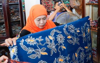 Hari Batik Nasional, Gubernur Khofifah Luncurkan Motif Gerbang Baru Nusantara Sarat Filosofi Surya Majapahit