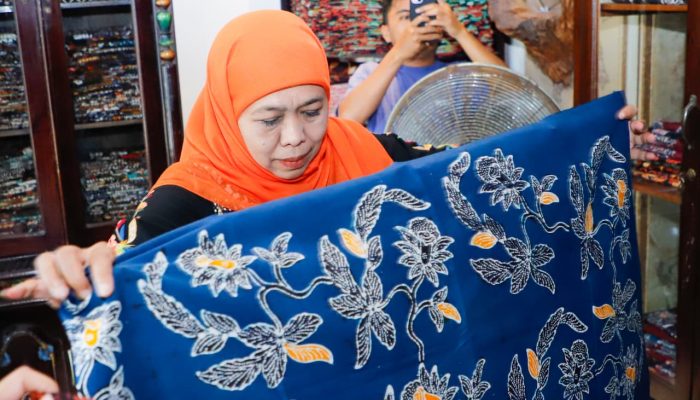 Hari Batik Nasional, Gubernur Khofifah Luncurkan Motif Gerbang Baru Nusantara Sarat Filosofi Surya Majapahit