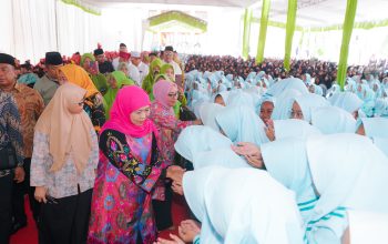Gubernur Khofifah dan Menteri PPPA Rayakan Hari Santri di Nganjuk, Teguhkan Peran Santri Sebagai Penjaga Bangsa