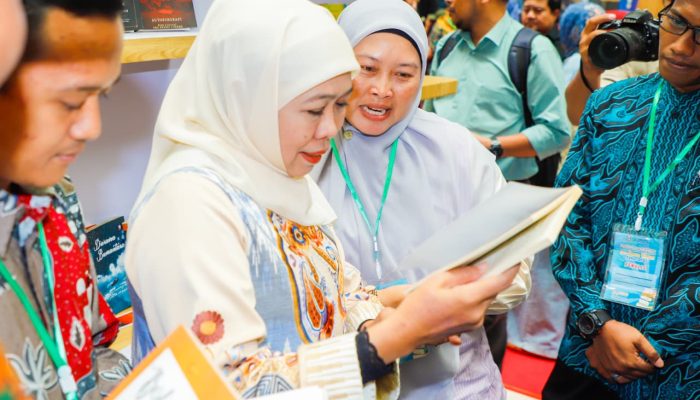 Gubernur Khofifah: Ribuan Buku Guru dan Siswa Jatim Wariskan Tradisi Literasi untuk Generasi Bangsa
