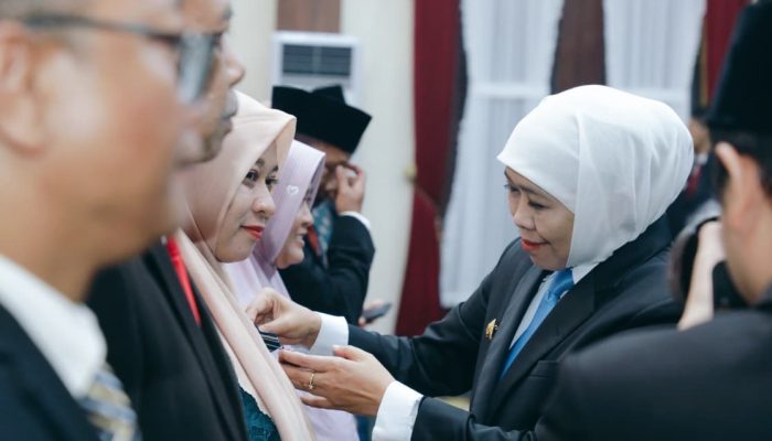 Gubernur Khofifah Sematkan Satyalancana Karya Satya bagi 982 ASN, Tegaskan Loyalitas dan Etika Sebagai Pilar ASN BerAKHLAK