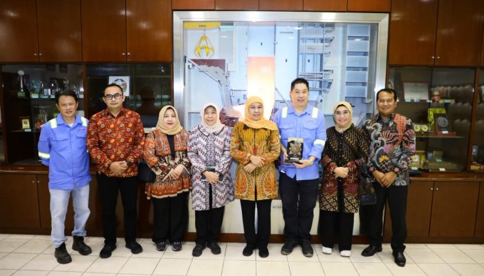 Gubernur Khofifah Dorong Kolaborasi Jatim–NEA Singapura untuk Sistem Pengolahan Sampah Modern dan Berkelanjutan