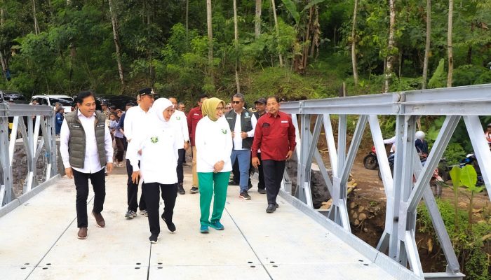 Gubernur Khofifah Pastikan Dua  Jembatan di Kecamatan Senduro –  Lumajang  Selesai Akhir Tahun, Pulihkan Konektivitas Bagi Masyarakat