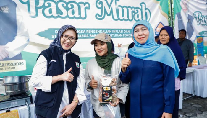 Gubernur Khofifah Pastikan Pasar Murah ke-290 di Candipuro Lumajang Jaga Daya Beli Warga Menjelang Nataru