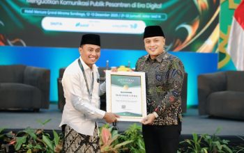 Kepala Biro Adpim Jatim Raih Dua Penghargaan Sekaligus pada Halaqah Santri Digital 2025, Dorong Penguatan Komunikasi Publik Pesantren