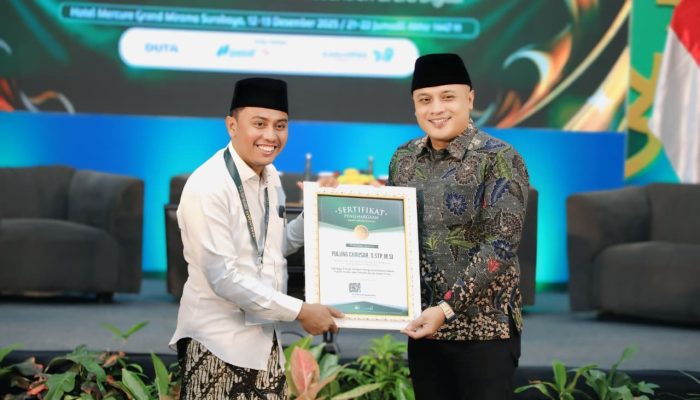 Kepala Biro Adpim Jatim Raih Dua Penghargaan Sekaligus pada Halaqah Santri Digital 2025, Dorong Penguatan Komunikasi Publik Pesantren