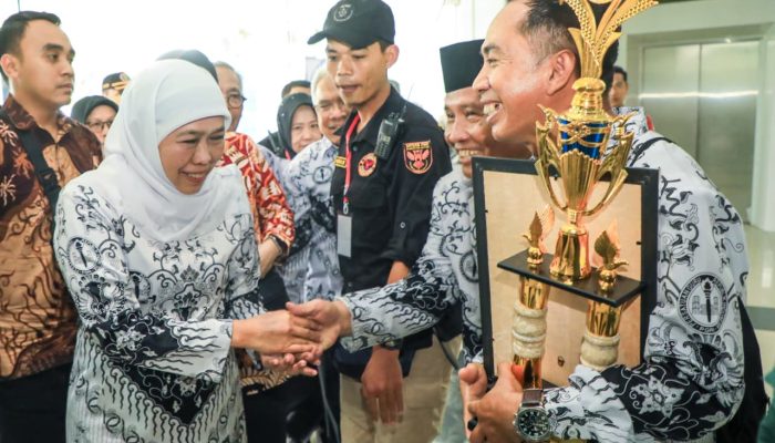 Gubernur Khofifah Apresiasi Peran Guru Jatim sebagai Penjaga Masa Depan Bangsa pada Peringatan HUT PGRI ke-80 dan HGN 2025