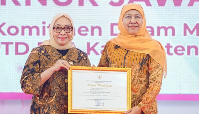 Di Puncak Hari Ibu 2025, Gubernur Khofifah Terima Penghargaan Menteri PPPA dan Dorong Percepatan Pembentukan UPTD PPA Kab/Kota Se-Jawa Timur