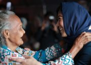 Pelukan yang Menguatkan, Kisah Nenek Siti Bertahan di Tengah Banjir Aceh