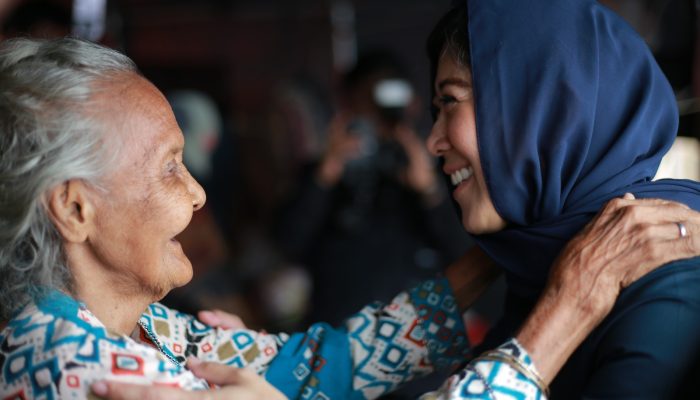 Pelukan yang Menguatkan, Kisah Nenek Siti Bertahan di Tengah Banjir Aceh