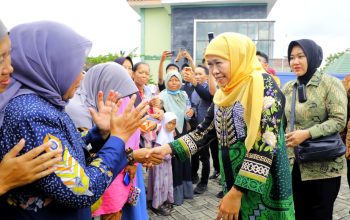 Gubernur Khofifah Pastikan Stabilitas Harga Sembako Lewat Pasar Murah Ke-300 di Desa Kapas Bojonegoro