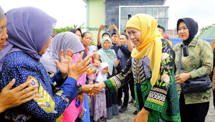 Gubernur Khofifah Pastikan Stabilitas Harga Sembako Lewat Pasar Murah Ke-300 di Desa Kapas Bojonegoro
