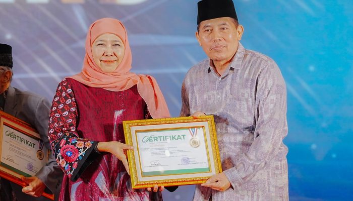 Gubernur Khofifah Sampaikan Selamat kepada KH. Mutawakkil Terpilih Kembali di Musda XI MUI Jatim, Sinergi Ulama–Umara Jadi Kunci Kemaslahatan Sosial dan Kesejahteraan Umat di Jatim