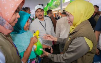 Gubernur Khofifah Pastikan Stok Aman dan Harga Terjangkau Saat Gelar Pasar Murah di Lamongan