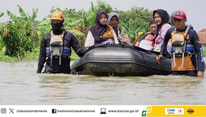 Terjebak Banjir, BAZNAS RI Evakuasi Ibu Hamil di Karawang
