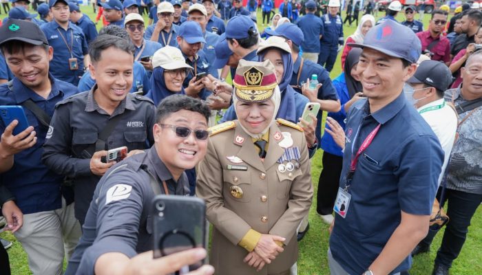 Gubernur Khofifah Pimpin Apel Bulan K3 Nasional di Gresik, Dorong Ekosistem Keselamatan Kerja Profesional dan Kolaboratif