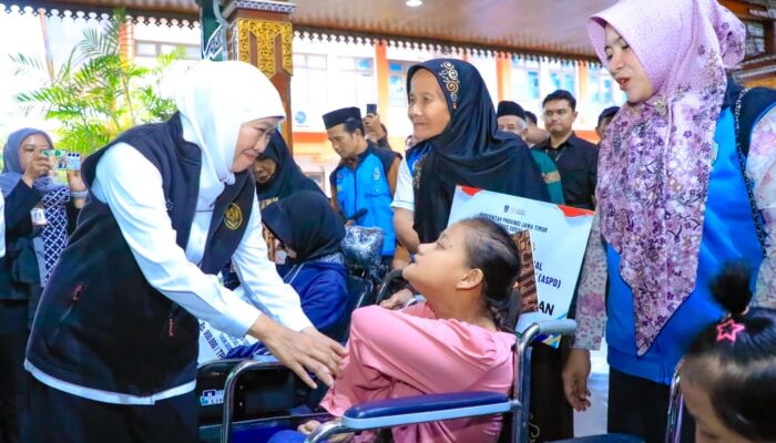 Gubernur Khofifah Serahkan Bantuan Sosial bagi 1.383 Keluarga di Kabupaten Mojokerto, Dukung Kemandirian Ekonomi
