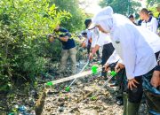 Gubernur Khofifah Pimpin Aksi Kurve Sampah Pantai di Tambak Wedi, Gerakkan 1.500 Peserta Wujudkan Wisata Bersih dan Asri