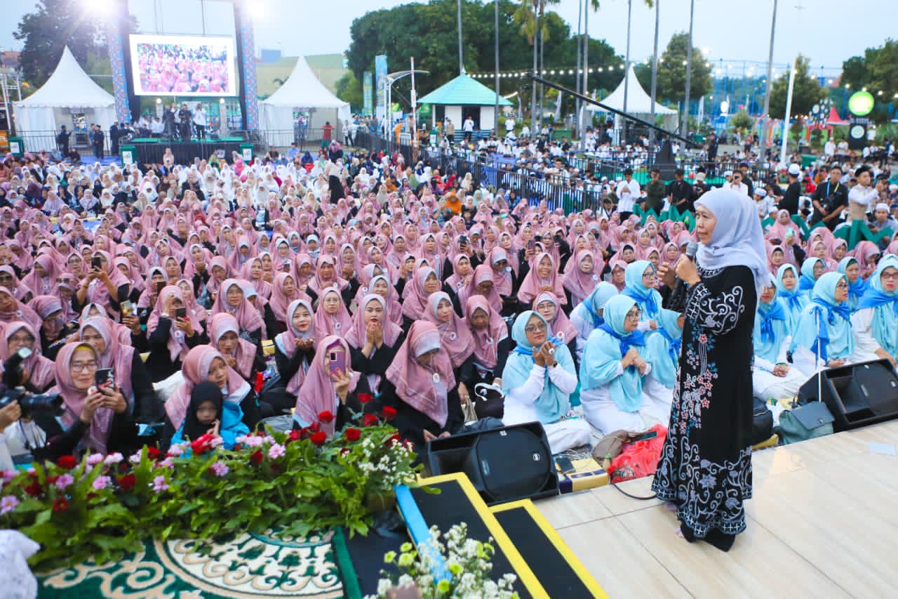 Gubernur Khofifah Sampaikan Terima Kasih kepada Raja Salman atas Izin Kampung Haji Indonesia Saat Buka Bersama 12 Ribu Jus Kurma di Masjid Al-Akbar