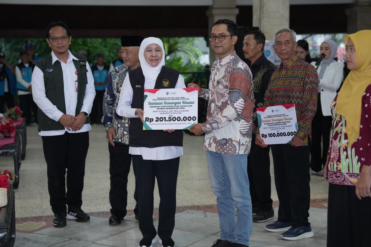 Gubernur Khofifah Salurkan Bansos Rp7,05 Miliar di Malang, Perkuat Bantalan Sosial dan Ekonomi Keluarga Prasejahtera