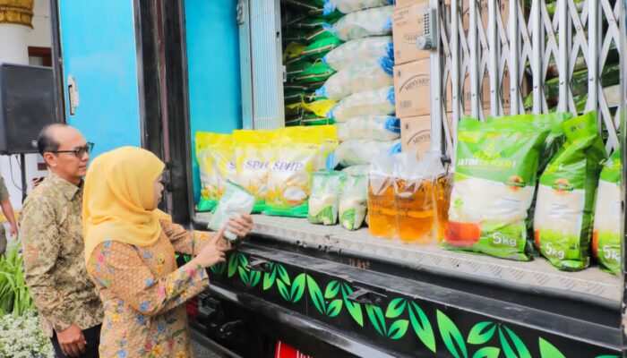 Gubernur Khofifah Berangkatkan Truk EPIK Mobile Kendalikan Inflasi di 15 Kab/Kota