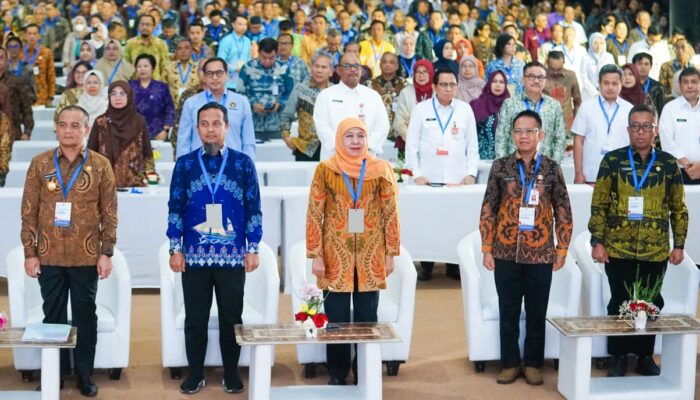 Gubernur Khofifah Raih Penghargaan Pembina Terbaik Pengelolaan Sampah Nasional 2026