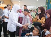 Gubernur Khofifah Berbagi Kebahagiaan dengan Murid Berkebutuhan Khusus di Madiun