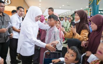 Gubernur Khofifah Berbagi Kebahagiaan dengan Murid Berkebutuhan Khusus di Madiun
