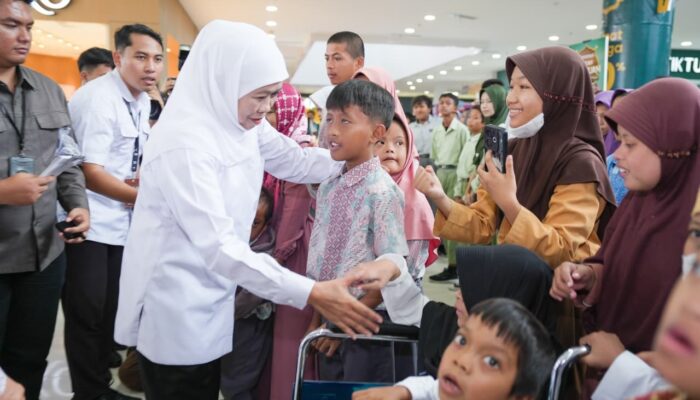 Gubernur Khofifah Berbagi Kebahagiaan dengan Murid Berkebutuhan Khusus di Madiun