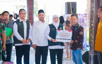 Gubernur Khofifah Lanjutkan Sapa Bansos Amaliyah Ramadan ke-15 di Gresik