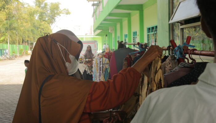 Kokurikuler Ramadan SMP Islam Al Madinah Jombang, Siswa Belajar Empati Melalui Bazar Sosial dan Kegiatan Keagamaan
