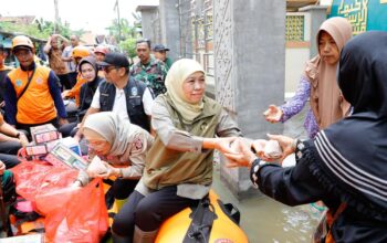 Gubernur Khofifah Turun ke Lokasi Banjir, Percepat Penanganan dan Salurkan Bantuan