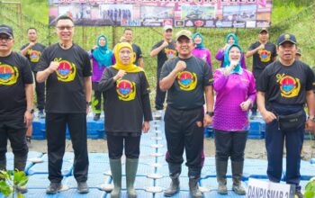 Gubernur Khofifah Bersama Pasmar 2 Tanam 1.200 Mangrove di Kenjeran, Dorong Gerakan Kolektif Jaga Lingkungan Pesisir