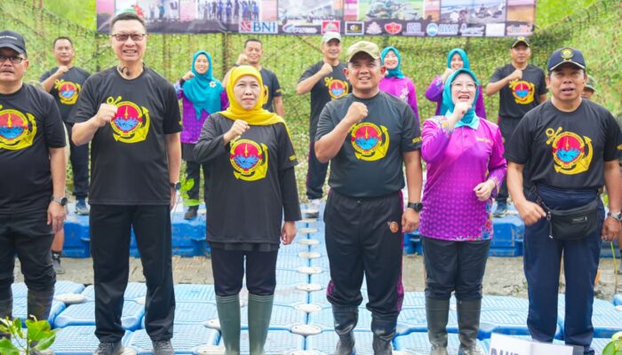 Gubernur Khofifah Bersama Pasmar 2 Tanam 1.200 Mangrove di Kenjeran, Dorong Gerakan Kolektif Jaga Lingkungan Pesisir