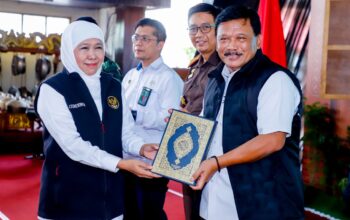 Gubernur Khofifah Bagikan Mushaf Madinah Hadiah Raja Salman kepada Masyarakat Jawa Timur di Bulan Ramadan